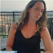 Insegnante specializzata in materie umanistiche e sostegno con dottorato di ricerca in metodologie filosofiche ed esperienza decennale in ripetizioni